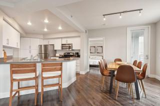 Sunny 3BR Santa Monica Retreat with Pool,Jacuzzi & Parking! - Santa Monica - 6