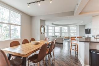 Sunny 3BR Santa Monica Retreat with Pool,Jacuzzi & Parking! - Santa Monica - 9