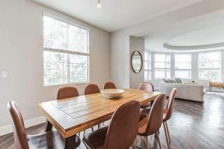 Sunny 3BR Santa Monica Retreat with Pool,Jacuzzi & Parking! - Santa Monica - 1