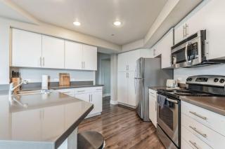 Sunny 3BR Santa Monica Retreat with Pool,Jacuzzi & Parking! - Santa Monica - 4