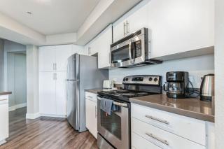 Sunny 3BR Santa Monica Retreat with Pool,Jacuzzi & Parking! - Santa Monica - 2