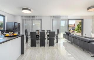 Luxusvilla "Sandi" nur 2 km vom Meer mit offener Terrasse, Pool, Jacuzzi - Bužinija - 4