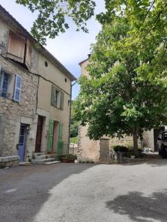 F2 de caractère dans un hameau typique provençal - 0