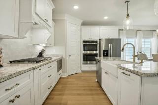 Luxury home walkable to the beach - 8