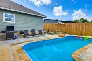 1 Mi to Canyon Lake Home with Pool, Hot Tub and Sauna - 8