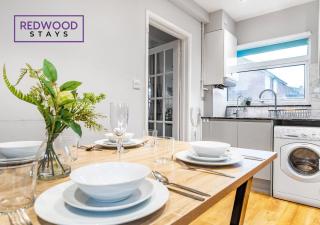 Cosy 3-Bedroom Serviced House with Free Fast WiFi and Parking for 2 Cars By Redwood Stays - 3