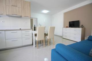 Modern eingerichtete Apartment für 4 Personen in einem Haus mit mehrere Apartments und mit Pool - b59594 - Baška - 4