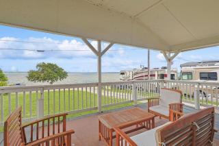 Tranquil Lakeside Escape 2 Bedrooms Patio Views - 0