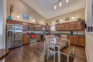 Breeze Condo - Luxury Stay 2 Blocks from Beach - 8