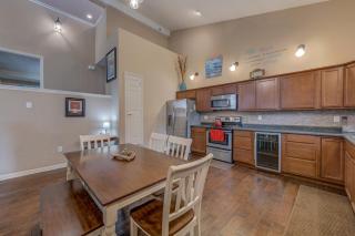 Breeze Condo - Luxury Stay 2 Blocks from Beach - 6