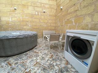 Cosy Cupids Hideout Hot Tub and BBQ - 4km away from airport - 5