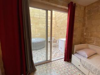 Cosy Cupids Hideout Hot Tub and BBQ - 4km away from airport - Paola - 3