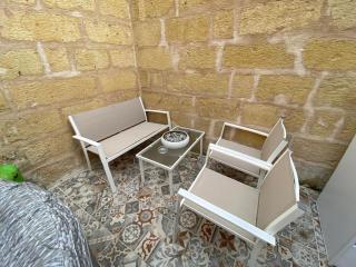Cosy Cupid's Hideout Private Hot Tub BBQ 4kmAirport - 1