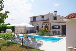 Geräumiges Ferienhaus mit 4 Schlafzimmern und privatem Pool - Juršići - 0