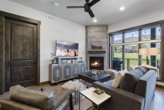 Susans Solace Pristine Condo Near Cabriolet - 9