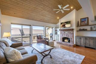 Exuberant Mountainside Townhome - 7