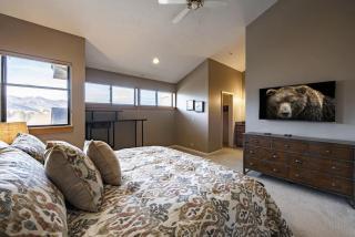 Exuberant Mountainside Townhome - 5