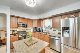 3 Mi to Lake Redman Home with Furnished Pergola! - 3