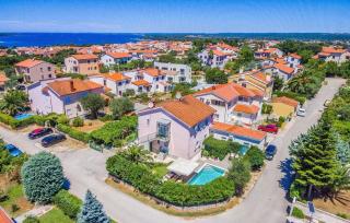 Strandnahes Ferienhaus mit zwei Wohnungen, Terrasse und einem Garten mit Pool - Pula - 7