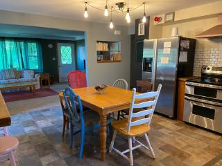 Wildflower Cottage - Cute Home with Yard & Bonfire - 4