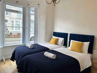 Sleeps 7 - Spacious 3 Bed House w Free Parking - Liverpool - 7