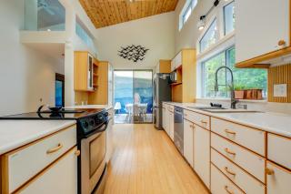 Modern Waterfront Home - 1 Mi to Cave Point Park! - 1