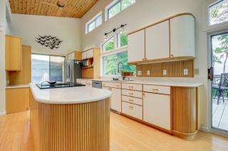 Modern Waterfront Home - 1 Mi to Cave Point Park! - 2