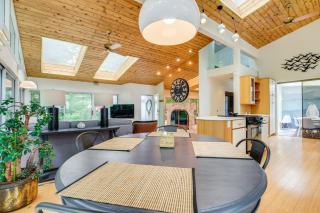 Modern Waterfront Home - 1 Mi to Cave Point Park! - 3