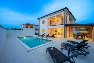 4 Schlafzimmer, 3 Badezimmer, Küche, Wohnzimmer, privater Pool, Grill - Vodnjan - 9