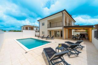 4 Schlafzimmer, 3 Badezimmer, Küche, Wohnzimmer, privater Pool, Grill - Vodnjan - 8
