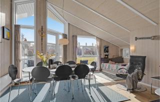 Gorgeous Home In Humble With Kitchen - 5