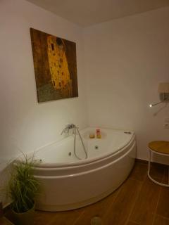 TopHill Gardens House - Shared Pool - Jacuzzi - 24hrs check in - 10m from Airport - Koropi - 2