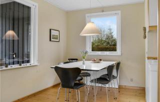 Awesome Home In Væggerløse With Kitchen - Marielyst - 5