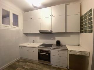 Quiet apartment, AC with free street parking and little garden - 3