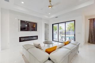 Modern Tropix - Cape Coral - 4