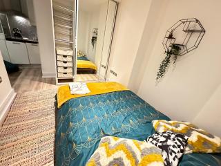 Cosy High Street Apartment 30 seconds from station - Londra - 6