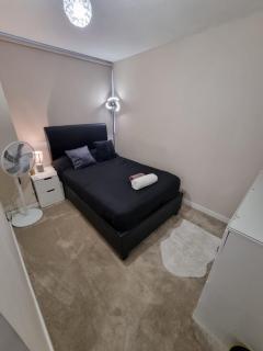 Stylish London Apartment & Free Parking - London - 3