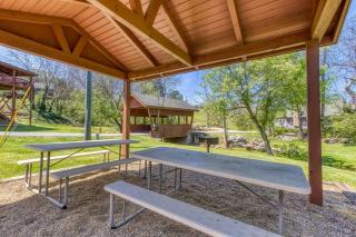 Minutes to Dollywood &The Island in Pigeon Forge Hot tubOutdoor FirepitGas GrillIndoor Fireplace - 5