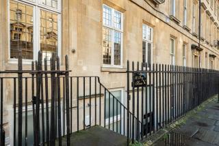 Unique 1 Bedroom apartment-Bath - Bath - 2