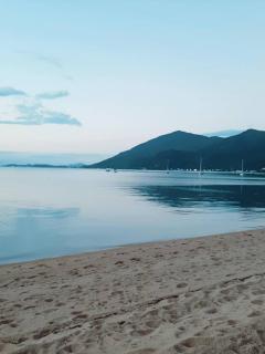 Pé na areia, casa na praia de frente para o mar - Florianópolis - 4
