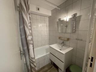 Studio rénové en cœur de station, accès direct extérieur, proche des pistes et commerces - FR-1-787-51 - 8