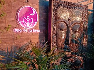 Spa de la Lune - Private love room suite with terrace and view - Air Conditioned- Double jacuzzi - Sauna - King size bed - Free WIFI - Free parking - Free breakfast - Close to CDG airport and to the North of Paris - Clichy-sous-Bois - 8