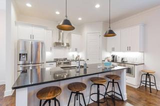 New Luxury big house Near Gulch 4 king 4 queen 2 twin - Nashville - 1