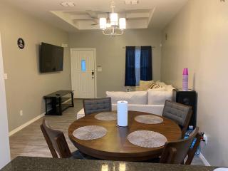Cozy Getaway with King Bed near UTRGV - Edinburg - 0