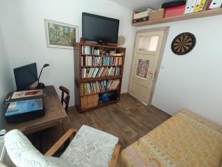 EN Homestay with private top floor, 3 bedrooms, bathroom, kitchenette, host stays downstairs with a cat and 2 small dogs --- CS Soukromé horní patro, 3 ložnice, koupelna, vařič, balkon - Přízemí sdílené s hostitelem, kočkou a 2 malými psy - 5