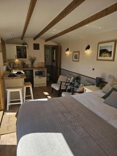 Stoodley View Shepherd Huts - Todmorden - 9