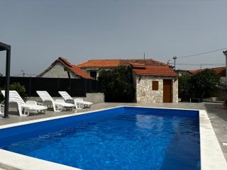 Holiday home Nancy with swimming pool - Vinišće - 6