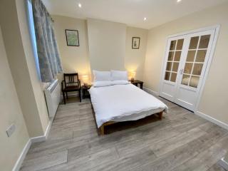 Apartment with a Private Garden and Modern kitchen - Aylesbury - 5