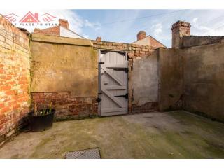 Contractor-Friendly 2BR Apartment with Free Parking - Central Darlington - 5
