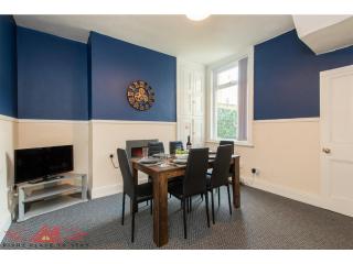 Contractor-Friendly 2BR Apartment with Free Parking - Central Darlington - 8